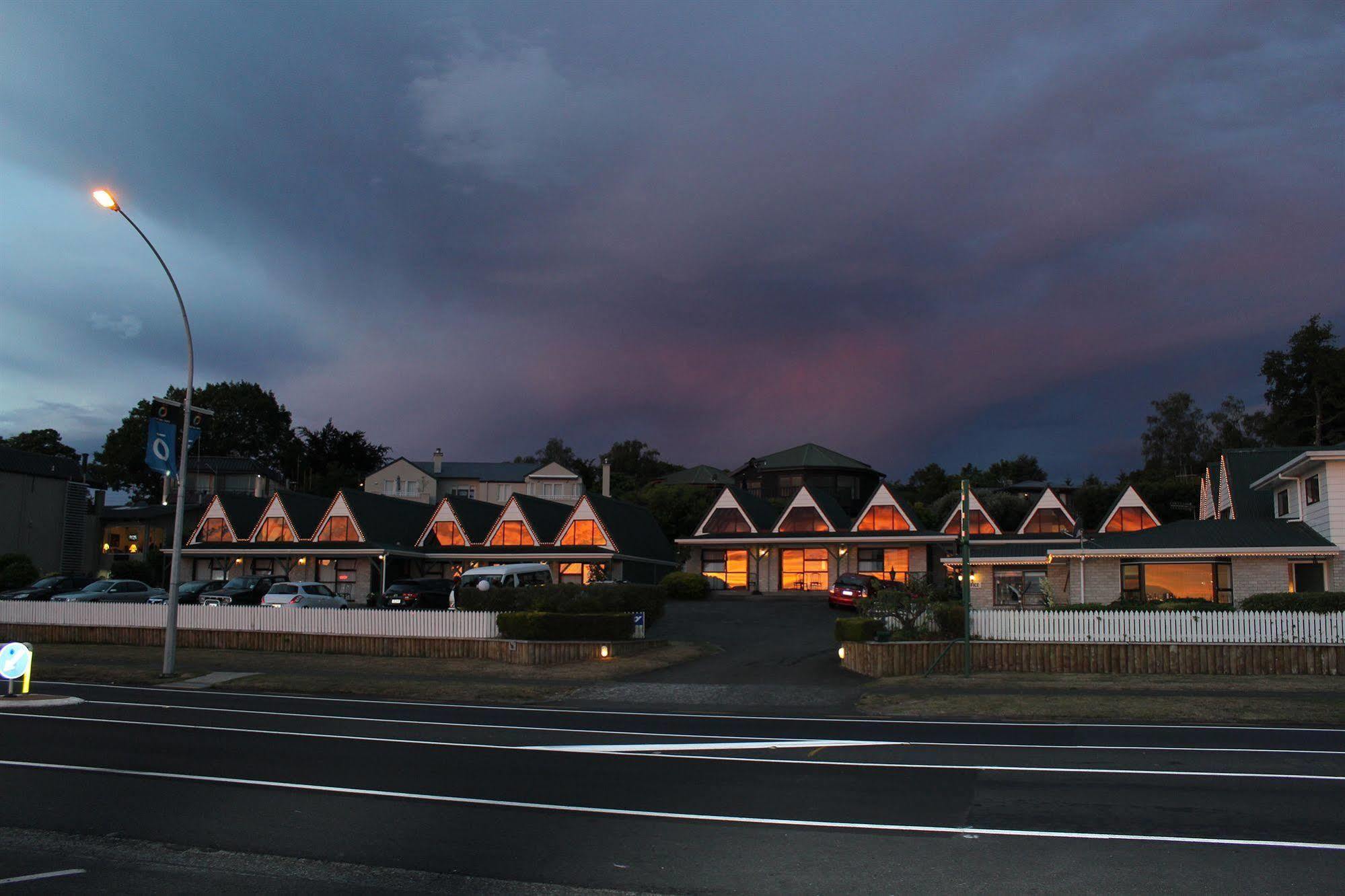 Gables Lakefront Resort Таупо Экстерьер фото